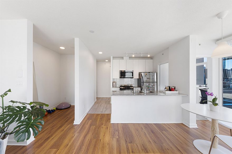 1502 480 Robson Street