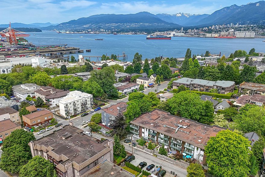 402 2215 Dundas Street