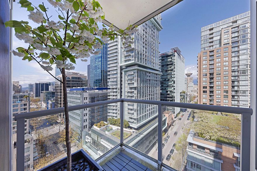 1502 480 Robson Street