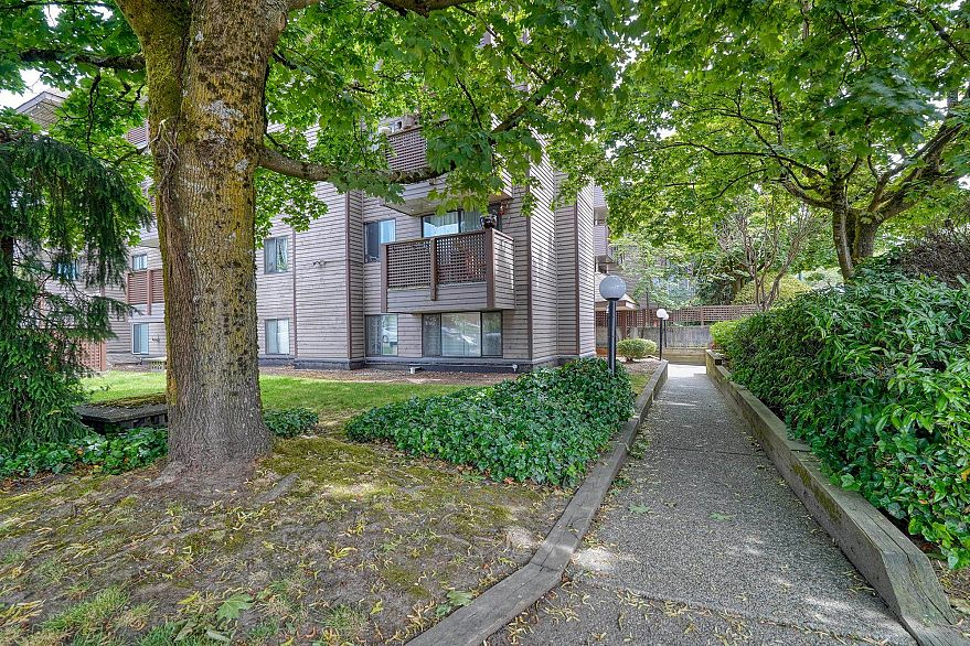 402 2215 Dundas Street