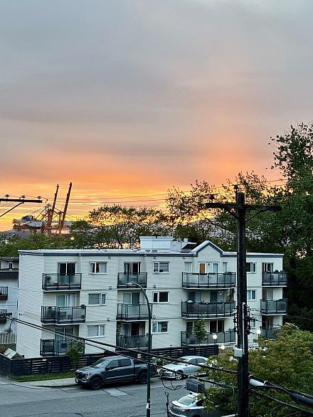 402 2215 Dundas Street