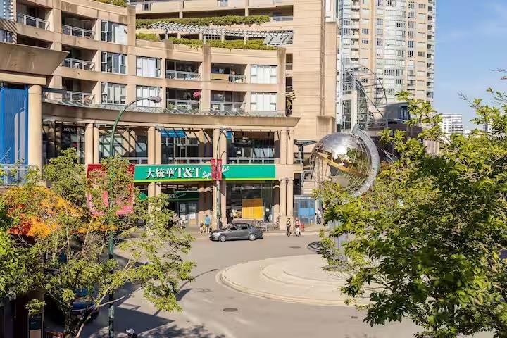 2208 58 Keefer Place