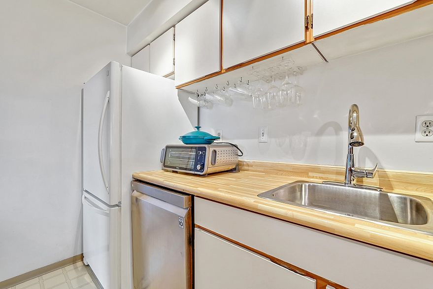 402 2215 Dundas Street