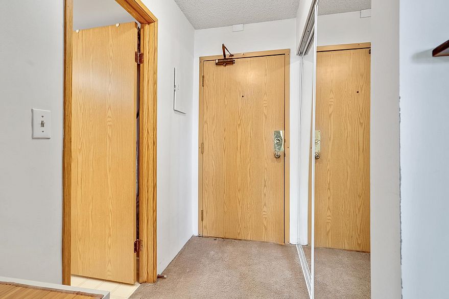 402 2215 Dundas Street