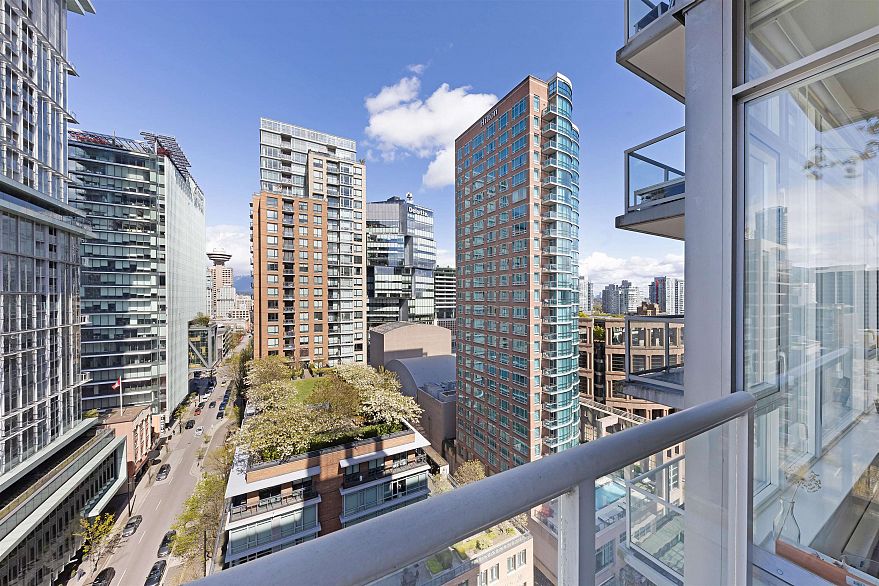 1502 480 Robson Street