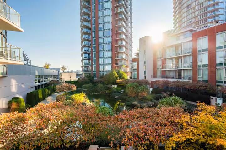 2208 58 Keefer Place