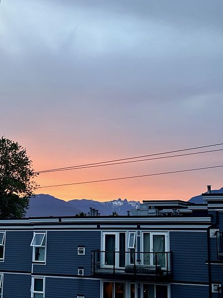 402 2215 Dundas Street