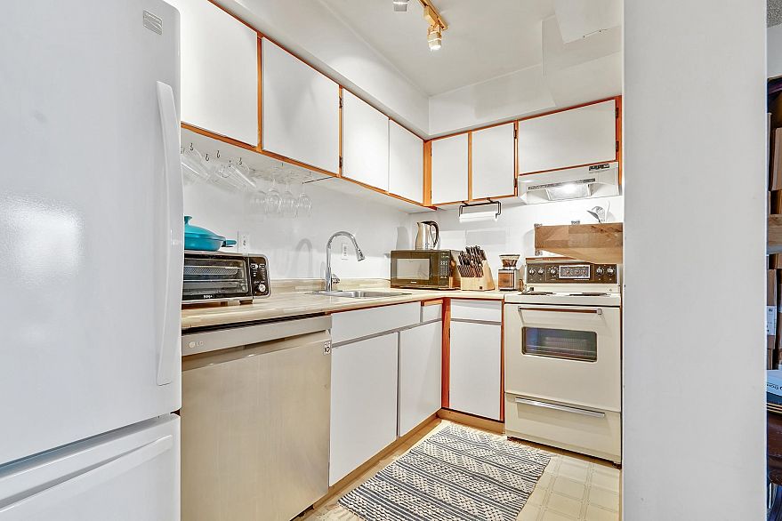 402 2215 Dundas Street