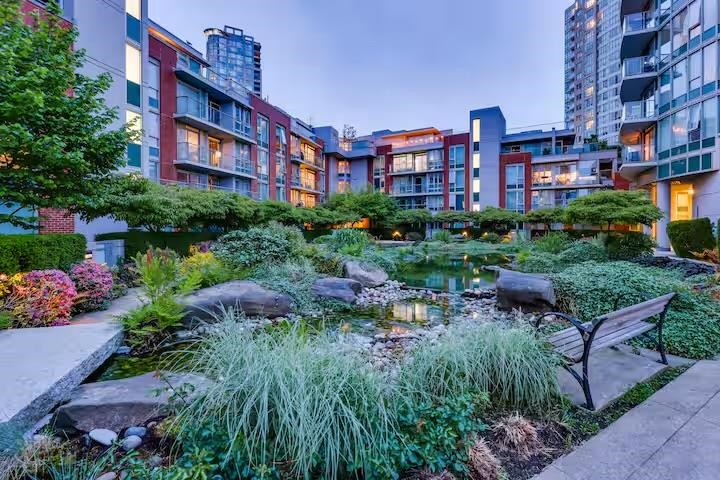 2208 58 Keefer Place