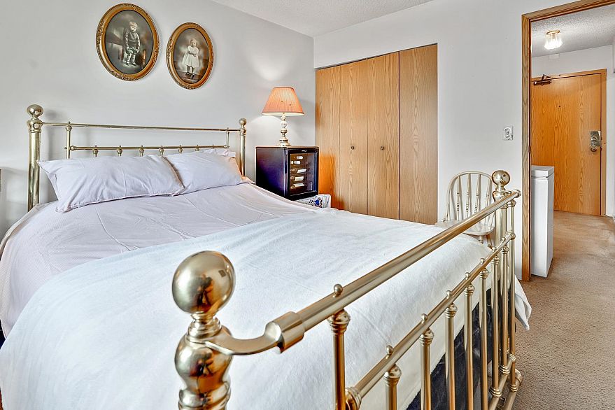 402 2215 Dundas Street