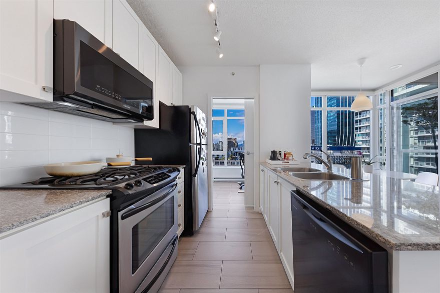 1502 480 Robson Street