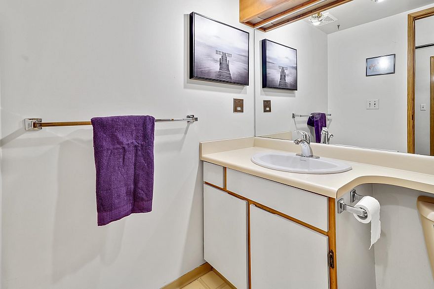 402 2215 Dundas Street