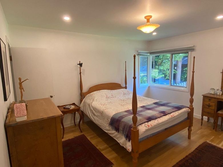 5876 Highbury Street