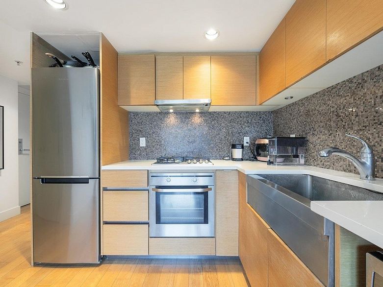 806 565 Smithe Street