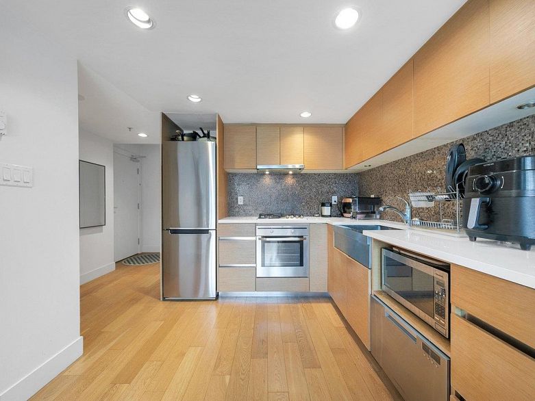 806 565 Smithe Street