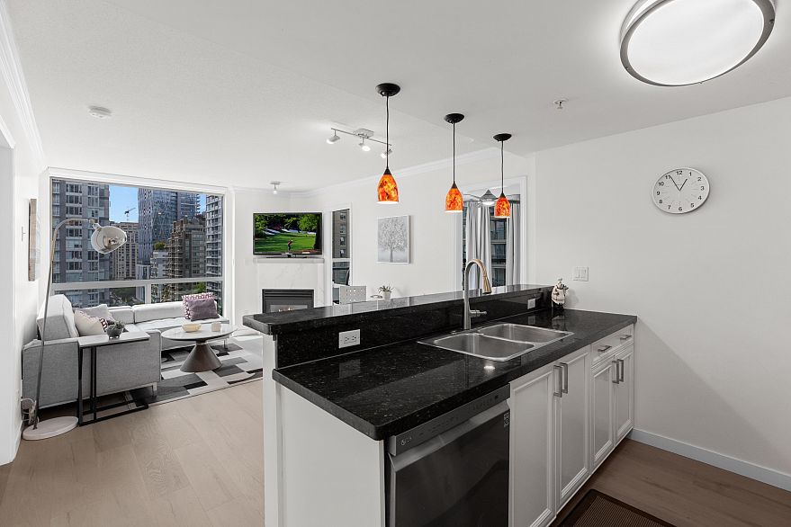 1306 928 Richards Street