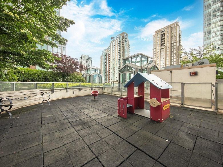 806 565 Smithe Street