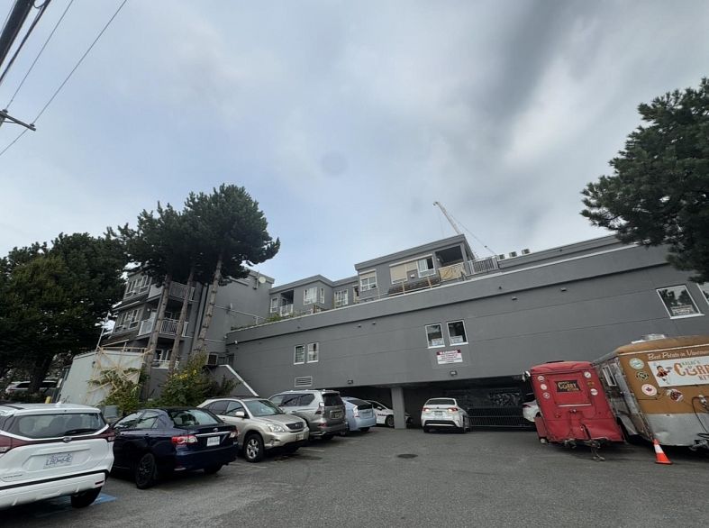 302 688 E 56th Avenue