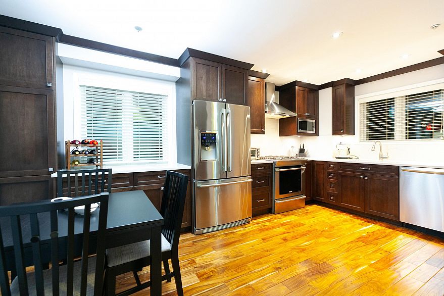 1 1137 Barclay Street