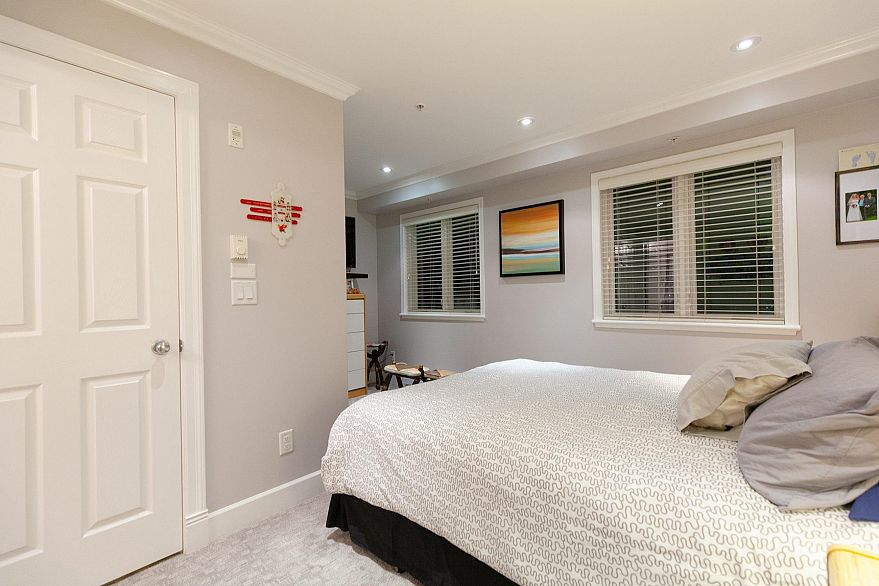 1 1137 Barclay Street