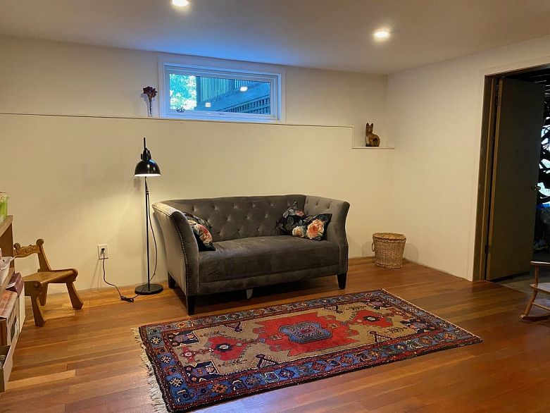 5876 Highbury Street