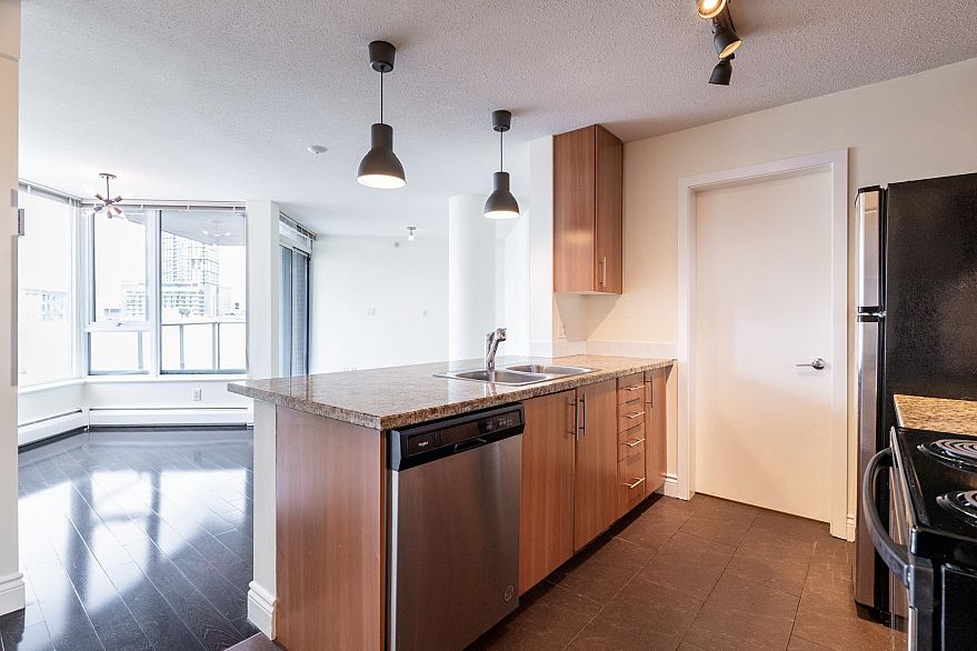 1106 58 Keefer Place