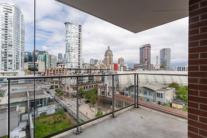 1106 58 Keefer Place