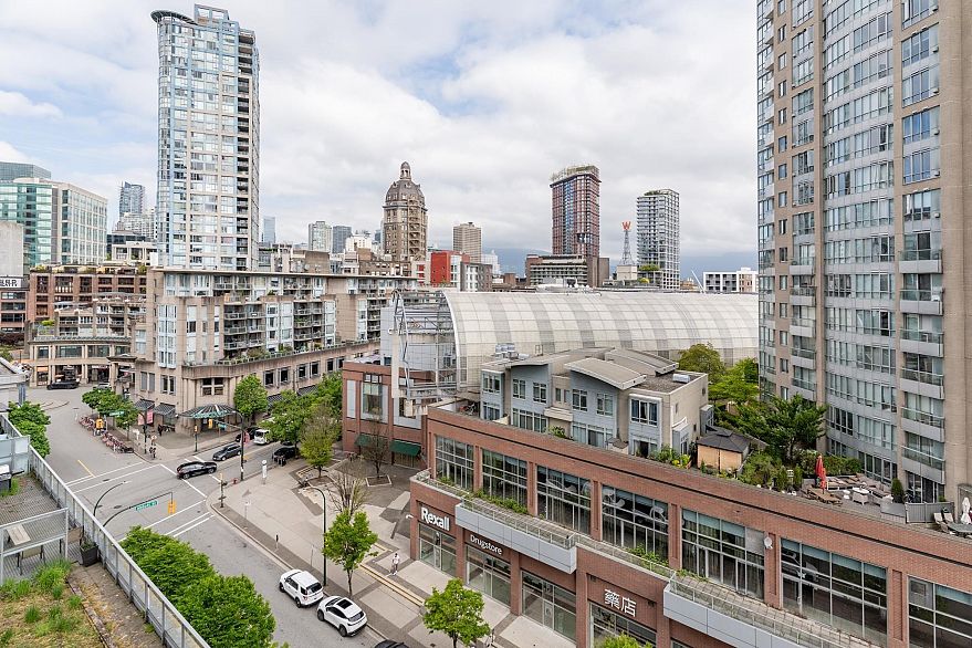 1106 58 Keefer Place