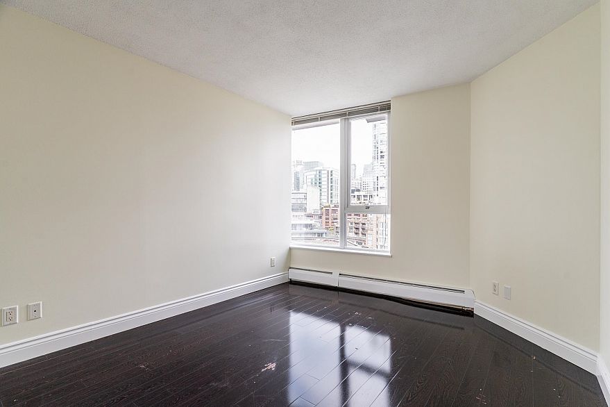 1106 58 Keefer Place