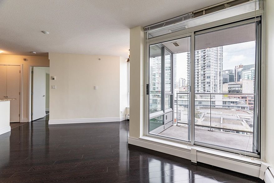 1106 58 Keefer Place