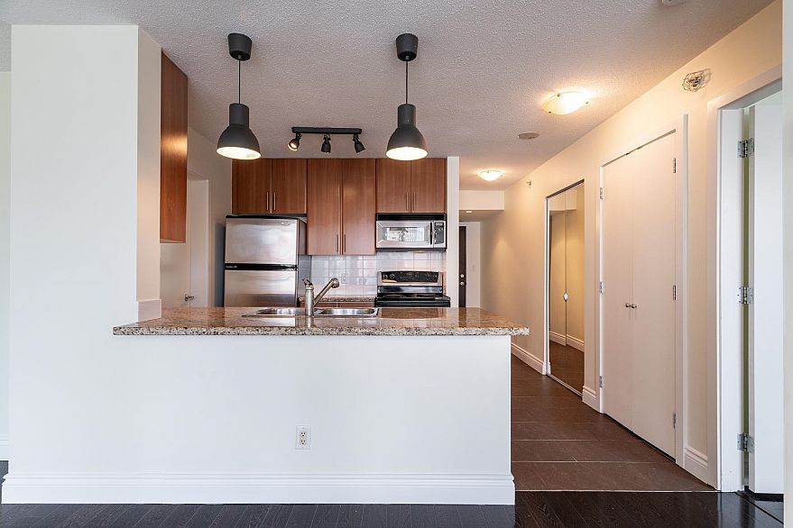 1106 58 Keefer Place