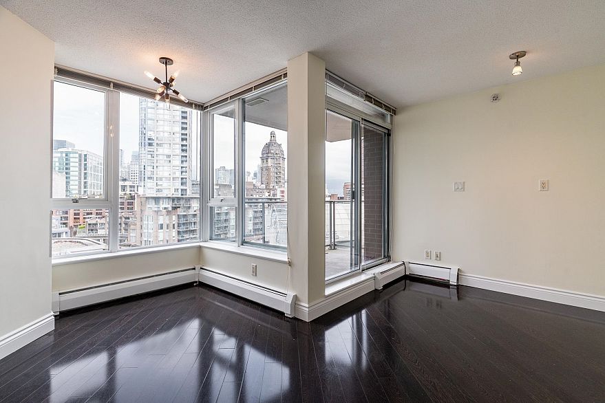 1106 58 Keefer Place