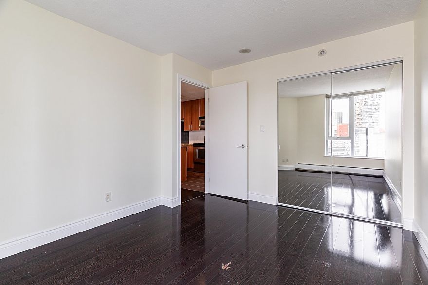 1106 58 Keefer Place