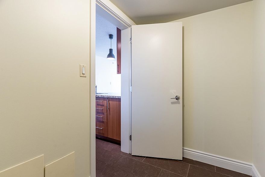 1106 58 Keefer Place