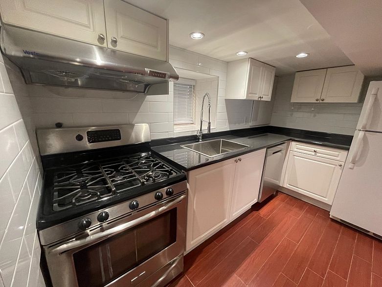 7828 PRINCE A, Vancouver BC V3N 3C1