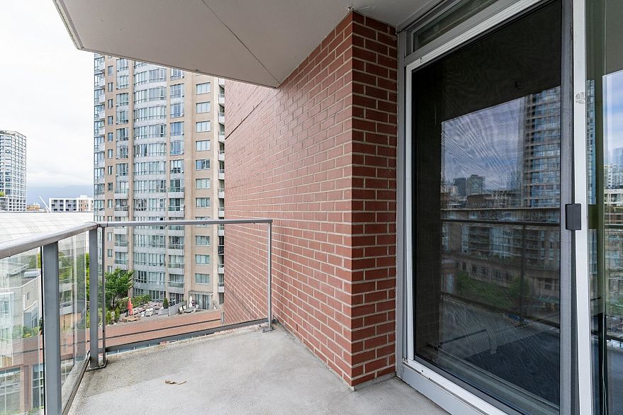 1106 58 Keefer Place