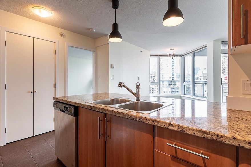 1106 58 Keefer Place