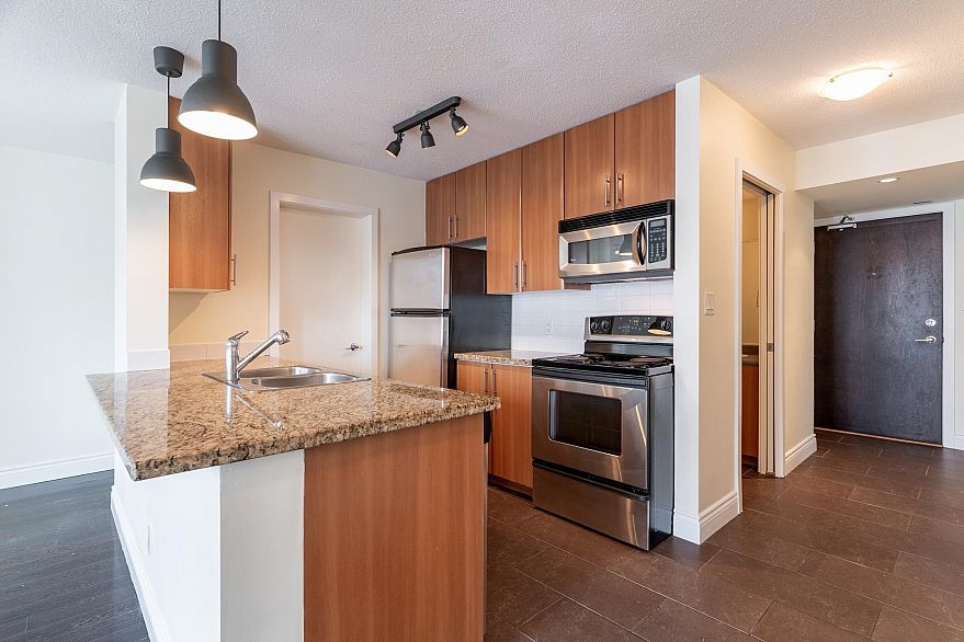 1106 58 Keefer Place