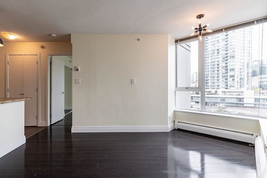 1106 58 Keefer Place