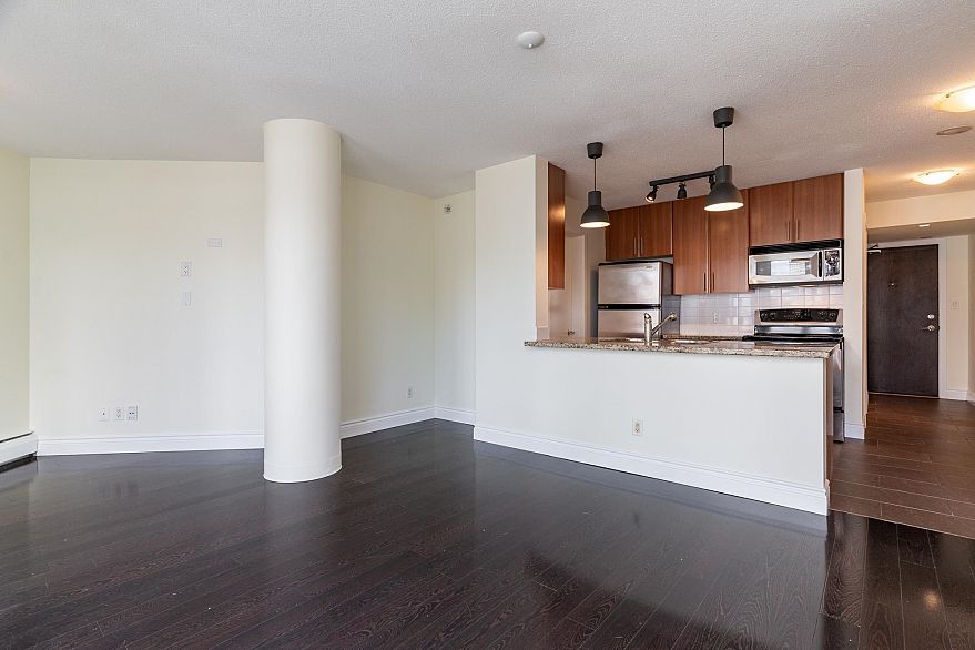 1106 58 Keefer Place