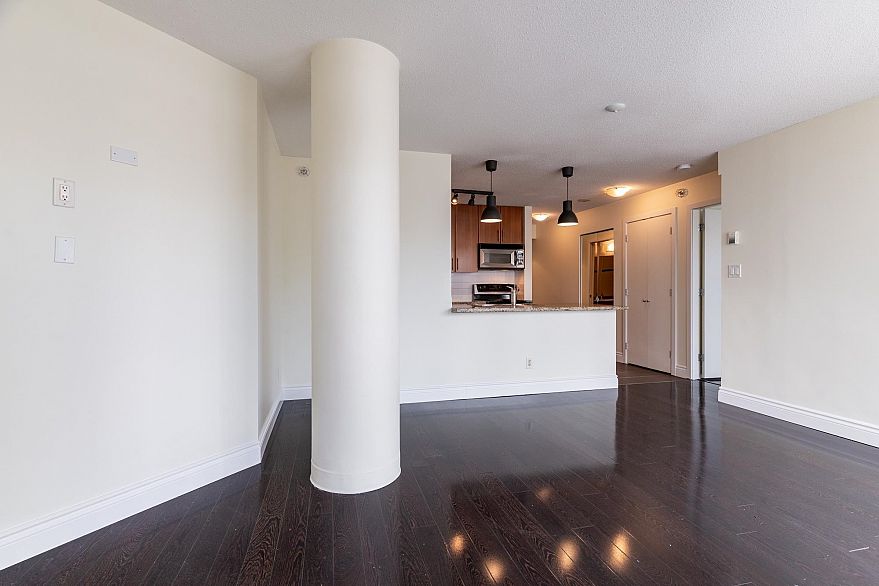 1106 58 Keefer Place