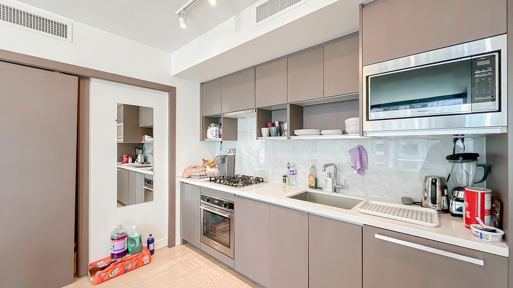 805 68 Smithe Street