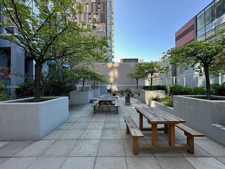 217 933 Seymour Street