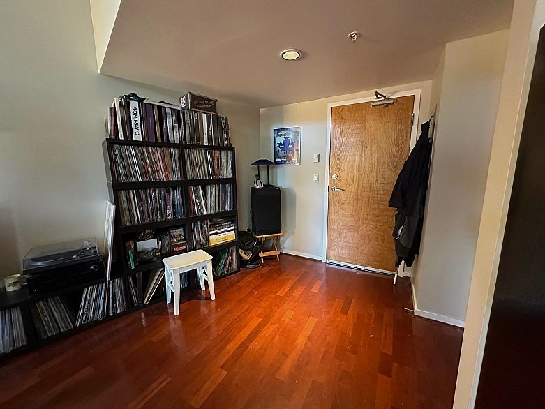 217 933 Seymour Street