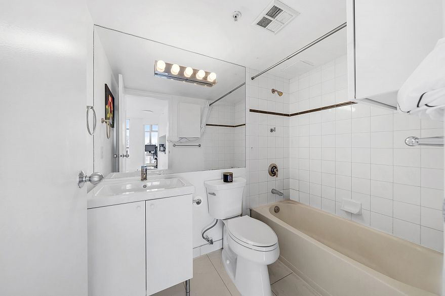 1709 438 Seymour Street