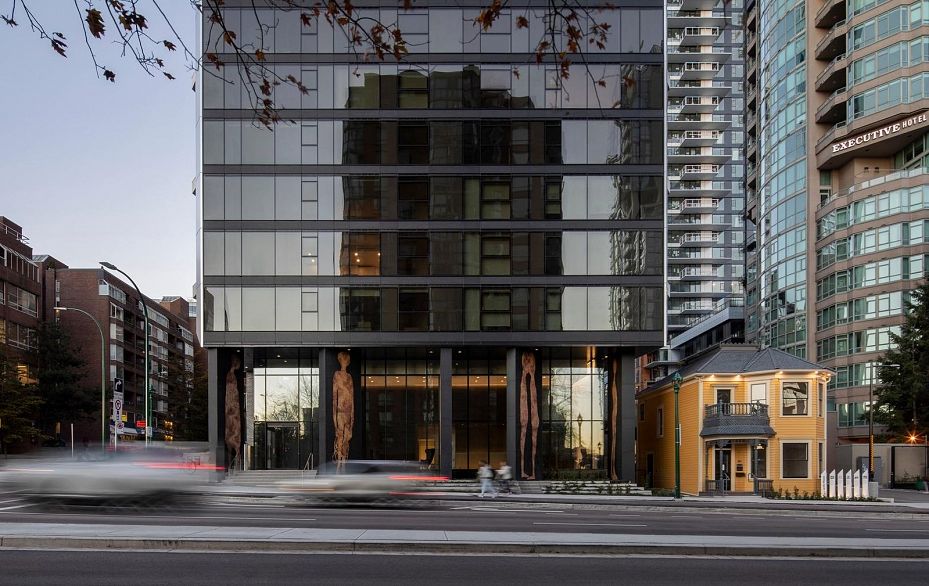 2404 889 Pacific Street