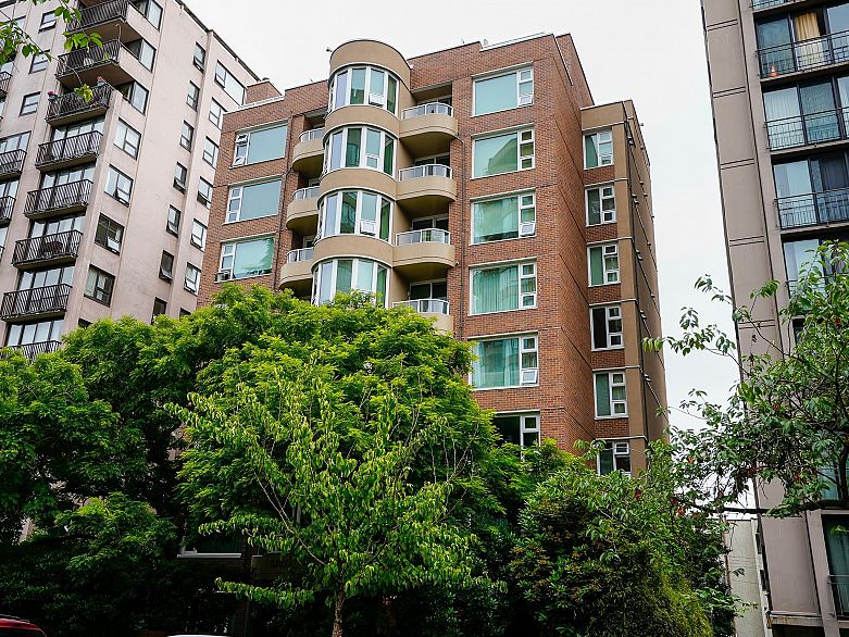 101 1845 Robson Street