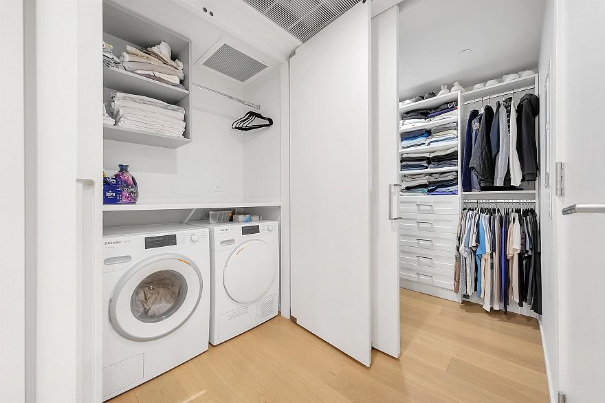 2404 889 Pacific Street