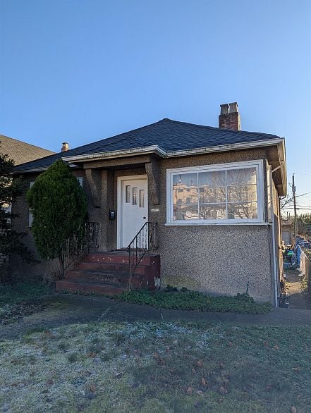 2520 E Pender Street