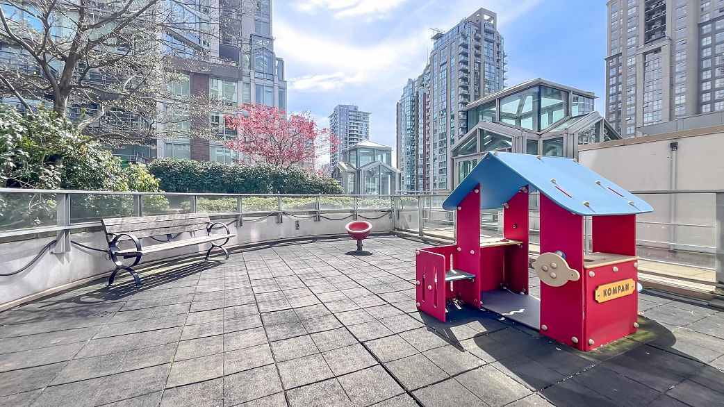 2004 565 Smithe Street